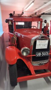 Vanha Willys-paloauto Porvoon VPK:n kalustona.