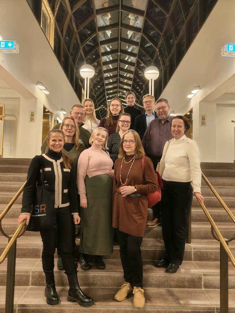 Palosuojelurahaston hallitus ja sihteeristö yhteiskuvassa Arktikumin portaikossa. 