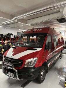 Porvoon VPK:n kalustoauto paloaseman varikkotilassa.