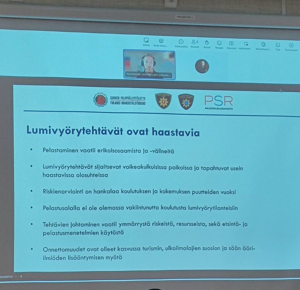 Kuva esitysdiasta. Dian otsikko on Lumivyörytehtävät ovat haastavia. Dialla on seuraavat huomiot ranskalaisilla viivoilla: - Pelastaminen vaatii erikoisosaamista ja välineitä. - Lumivyörytehtävät sijaitsevat vaikeakulkuisissa paikoissa ja tapahtuvat usein haastavissa olosuhteissa. - Riskienarviointi on hankalaa koulutuksen ja kokemuksen puutteiden vuoksi. - Pelastusalalla ei ole olemassa vakiintunutta koulutusta lumivyörytilanteisiin. - Tehtävien johtaminen vaatii ymmärrystä riskeistä, resursseista, sekä etsintä- ja pelastusmenetelmien käytöstä. - Onnettomuudet ovat olleet kasvussa turismin, ulkoilmalajien suosion ja sään ääri-ilmiöiden lisääntymisen myötä.