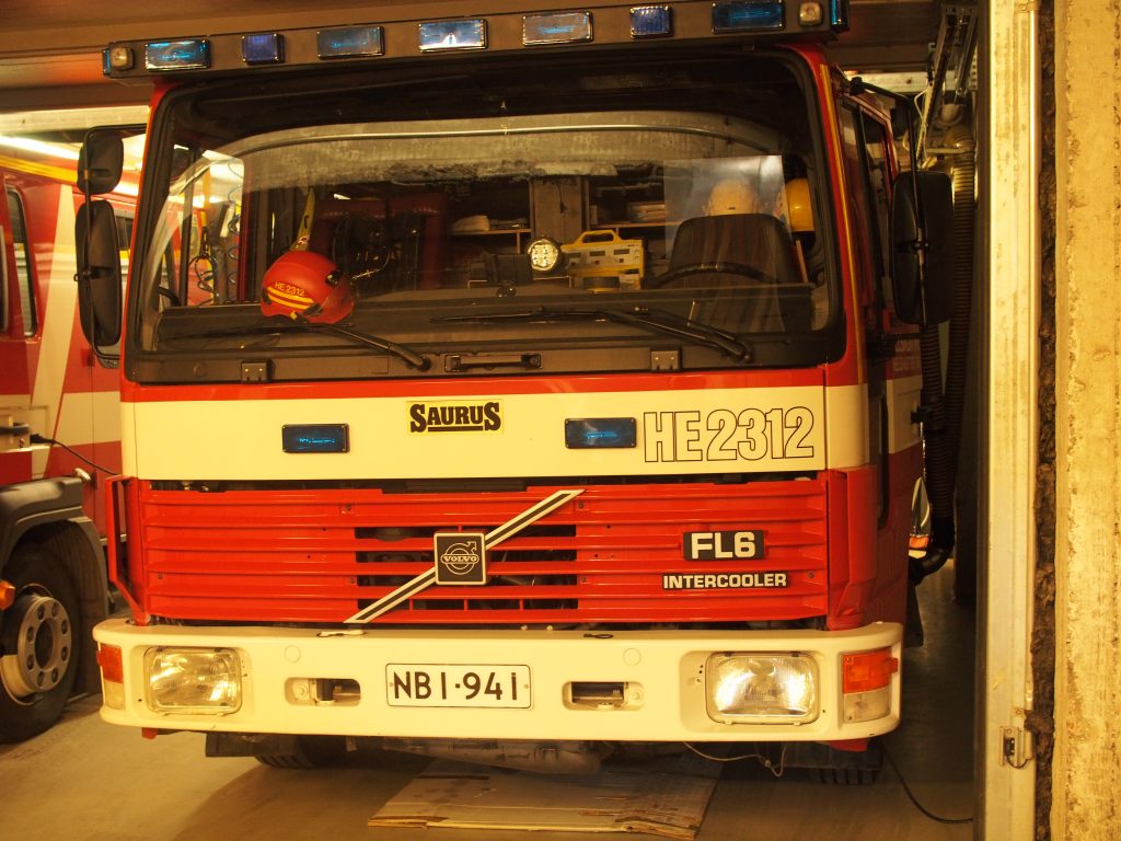 Puna-valkoinen pelastusajoneuvo edestä kuvattuna, missä on tunnus HE2312.