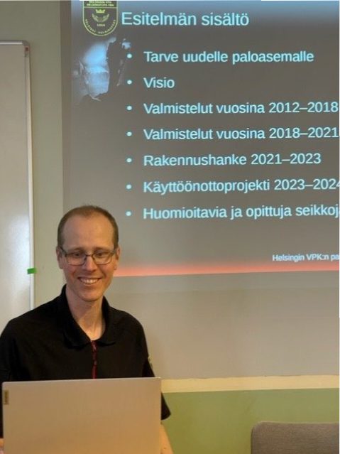 Palokunnan päällikkö Perttu Halonen kuvan etualalla esittelee Helsingin VPK:n uudisrakennushanketta 16.6.2023