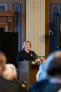 Tampereen yliopiston rehtori Mari Walls pitää juhlaesitelmää Säätytalon juhlasalin puhujakorokkeella.