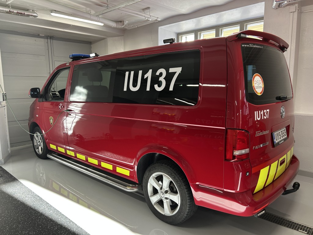 Palokunnan miehistöauto saneeratussa varikkotilassa.