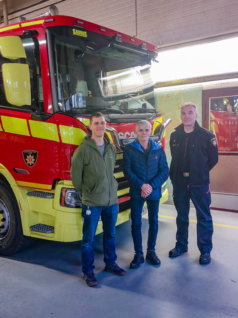 Hiltunen, Peura ja Hyvärinen seisovat avustusta saaneen säiliöauton edustalla. 