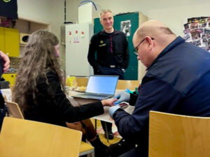 Tilannekuva tikun irrotuksesta VPK:n sisätiloissa. 