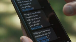 Äläkkä saunavahti on lähettänyt tekstiviestihälytyksiä. Ensimmäisessä lukee: ”Hälytys saunasta: laudeanturin hälytykseen ei ole reagoitu! Lämpötila 54,2 celsiusastetta.”. Toisessa viestissä lukee: ”Hälytys saunasta: korkea lämpötila! 127,9 celsiusastetta.”